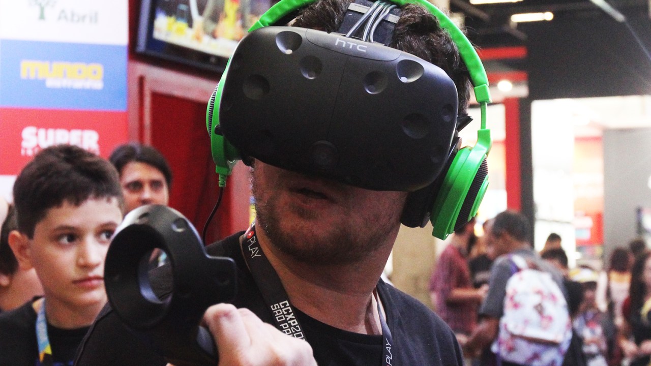 Visitante testa o óculos de realidade virtual de VEJA, no stand da Editora Abril, durante o segundo dia da Comic Con Experience, em São Paulo (SP) - 02/12/2016