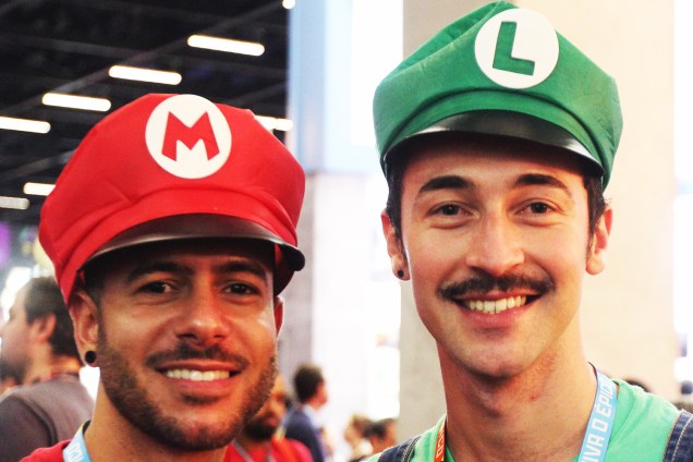 Cosplays dos personagens Mario Bros e Luigi, posam para foto durante o terceiro dia da Comic Con Experience, em São Paulo (SP) - 03/12/2016