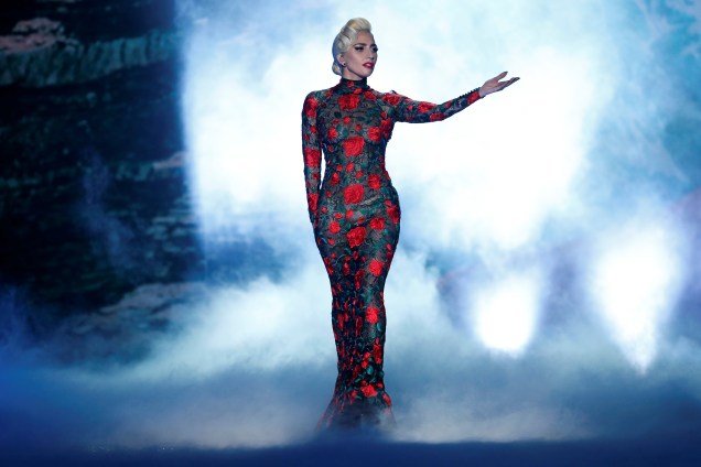 A cantora Lady Gaga se apresenta  durante desfile da Victoria's Secret em Paris