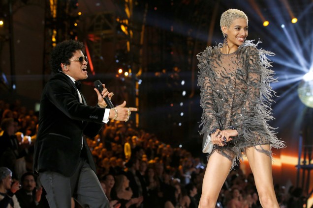 O cantor Bruno Mars se apresenta ao lado da modelo Jourdana Elizabeth durante desfile da Victoria's Secret em Paris