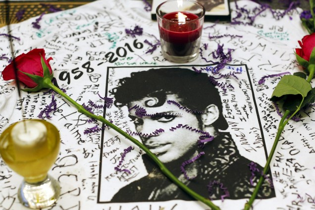 Fãs prestam homenagens ao cantor Prince em um memorial improvisado em frente ao Teatro Apollo em Nova York (EUA) - 21/04/2016