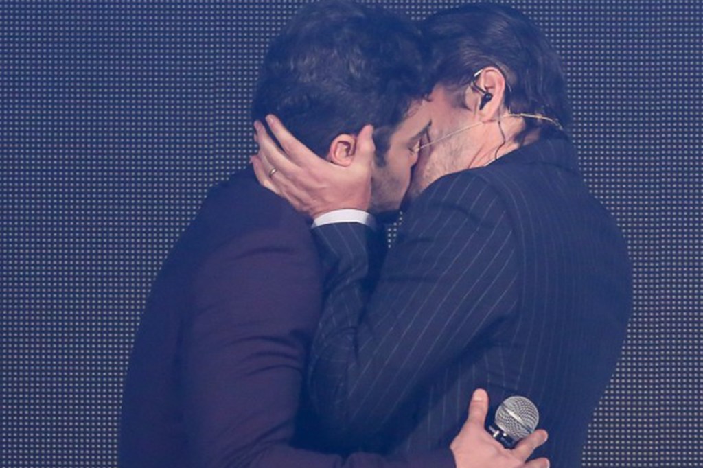 Marcos Veras e Marcelo Serrado se beijam durante evento no Rio