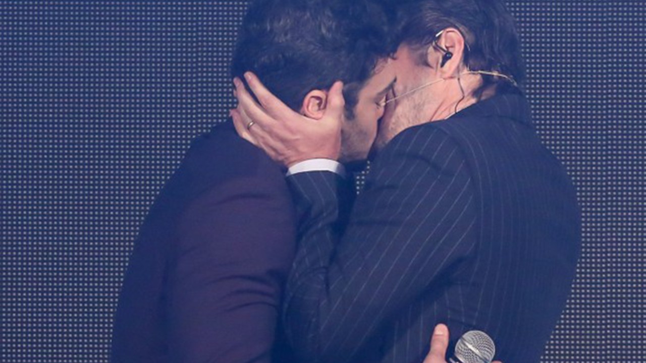 Marcos Veras e Marcelo Serrado se beijam durante evento no Rio