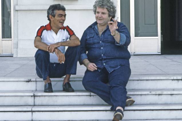 Chico Anysio e Jô Soares sentados na escadaria do Teatro Municipal do Rio de Janeiro - 12/05/1981