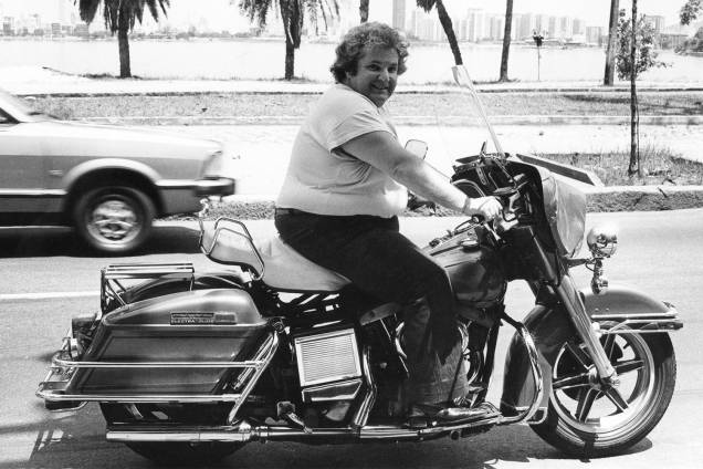 Jô Soares andando com sua moto - 23/02/1981