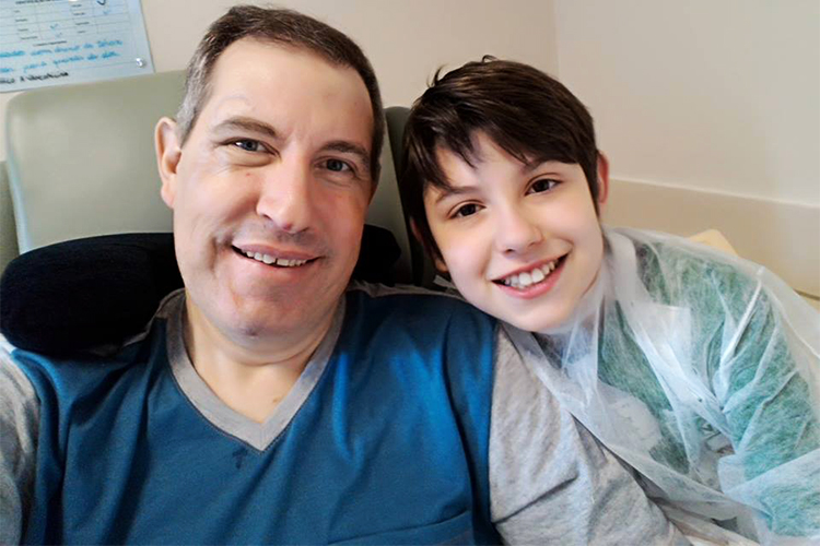 O jornalista Rafael Henzel e seu filho no hospital