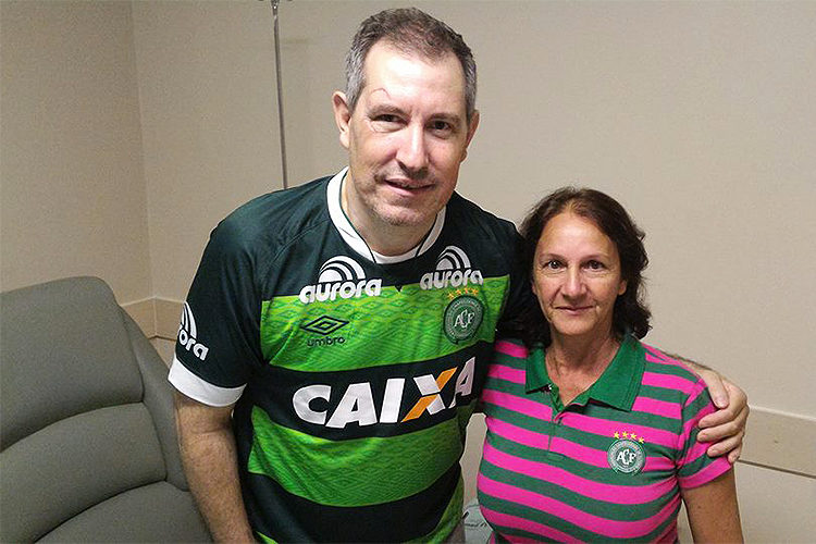 Dona Ilaídes, mãe do goleiro Danilo, visita o jornalista Rafael Henzel no hospital