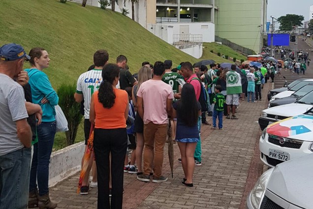 Torcedores fazem fila do lado de fora da Arena Condá em Chapecó-SC para participar da cerimônia de corpo presente das vítimas do acidente aéreo na Colômbia