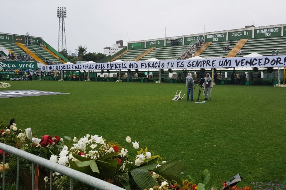 Arena Condá antes do início do velório de atletas, comissão técnica e dirigentes mortos em acidente na Colômbia