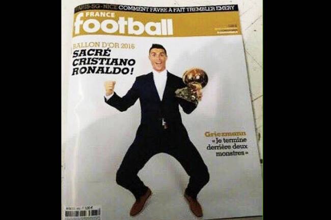 Vaza capa da revista France Football com Cristiano Ronaldo vencedor da Bola de Ouro 2016