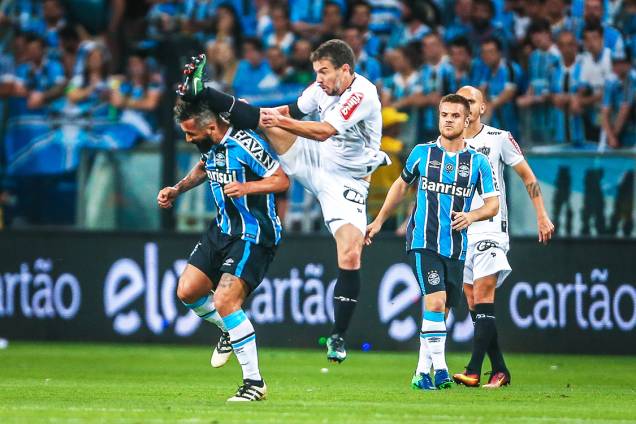 Leandro Donizete, do Atlético-MG, disputa a bola com Douglas, do Grêmio, durante a final da Copa do Brasil, em Porto Alegre
