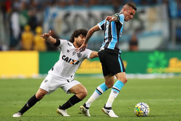 Luan, do Atlético-MG, disputa a bola com Luan, do Grêmio, durante a final da Copa do Brasil, em Porto Alegre