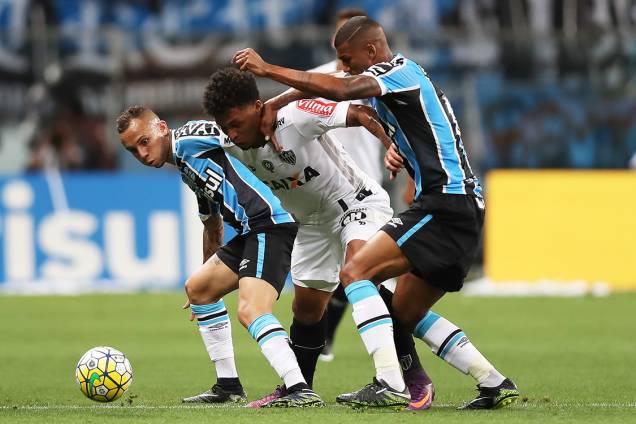 Disputa de bola durante a final da Copa do Brasil entre Grêmio e Atlético-MG, em Porto Alegre