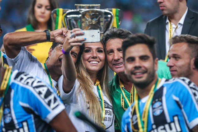 Carol Portaluppi, filha do técnico do Grêmio, Renato Gaúcho, faz selfie durante comemoração do título da Copa do Brasil, em Porto Alegre