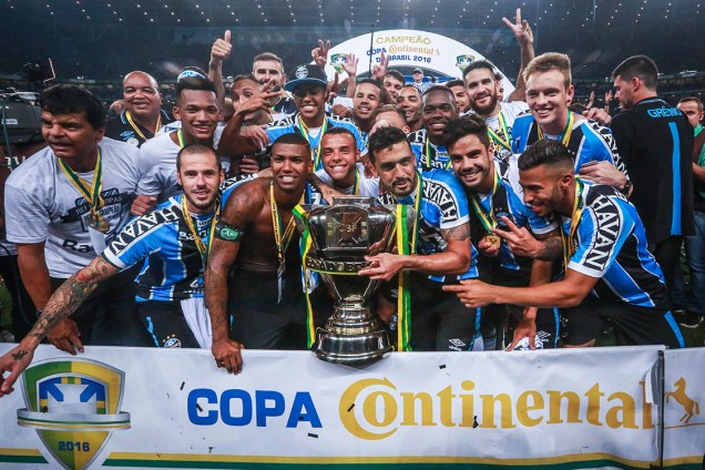 Jogadores do Grêmio levantam a taça de campeão da Copa do Brasil, em Porto Alegre