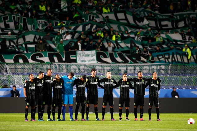Jogadores do Atlético Nacional fazem um minuto de silêncio em memória às vítimas do acidente aéreo com a equipe da Chapecoense, antes de partida contra o Kashima Antlers, válida pelas semifinais do Mundial de Clubes da FIFA - 14/12/2016