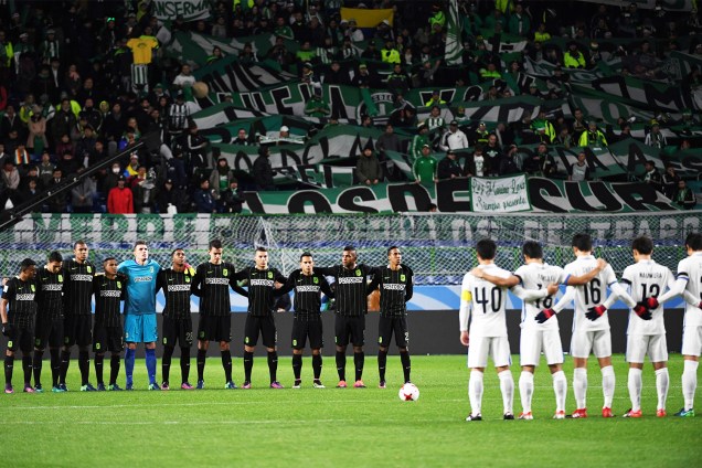 Jogadores do Atlético Nacional e do Kashima Antlers fazem um minuto de silêncio em memória às vítimas do acidente aéreo com a equipe da Chapecoense, antes de partida válida pelas semifinais do Mundial de Clubes da FIFA - 14/12/2016