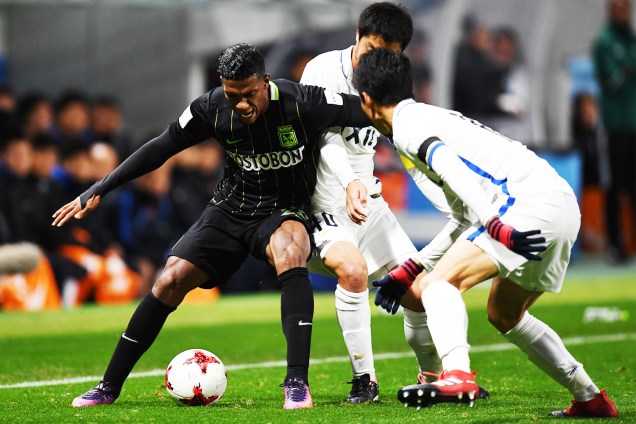 O jogador Orlando Berrio, do Atlético Nacional, é marcado por jogadores do Kashima Antlers em partida válida pelas semifinais do Mundial de Clubes da FIFA, realizada em Suita, no Japão - 14/12/2016