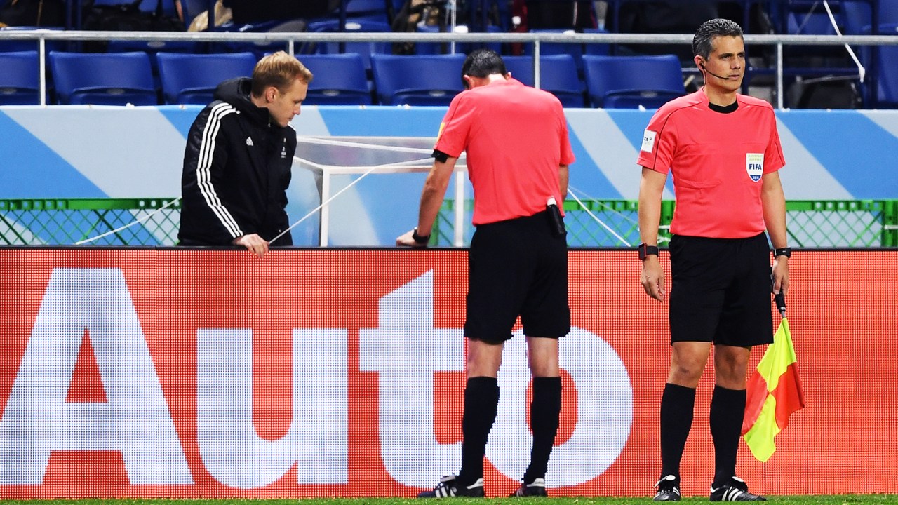 O árbitro Viktor Kassai (centro) utiliza recurso de vídeo para marcar pênalti a favor do Kashima Antlers, durante partida contra o Atlético Nacional, válida pelas semifinais do Mundial de Clubes da FIFA - 14/12/2016S