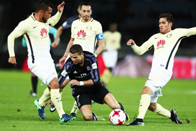 Cristiano Ronaldo é marcado por jogadores do América-MEX, em partida válida pelas semifinais do Mundial de Clubes da FIFA - 15/12/2016