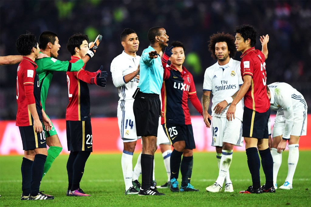 Jogadores discutem com o árbitro Janny Sikazwe durante partida entre Real Madrid e Kashima Antlers, válida pela final do Mundial de Clubes da FIFA, realizada no Estádio Internacional de Yokohama, no Japão - 18/12/2016
