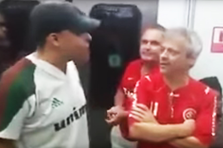 Torcedor do Fluminense intimida torcedores do Internacional no Metrô - 11/12/2016
