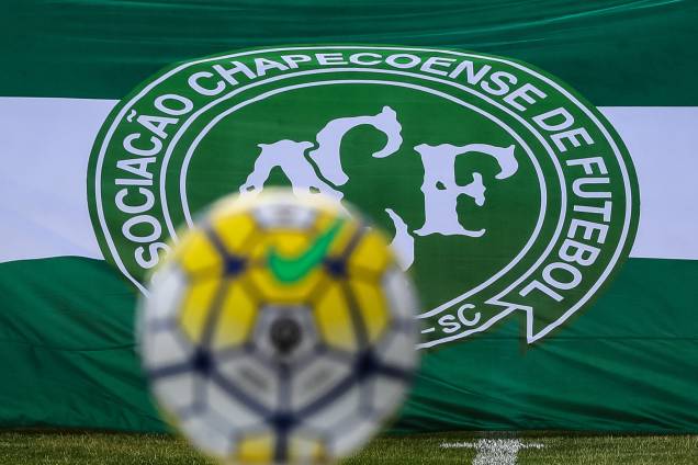 Bandeira com o símbolo da Chapecoense é vista antes da partida entre Fluminense e Internacional, válida pela última rodada do Campeonato Brasileiro