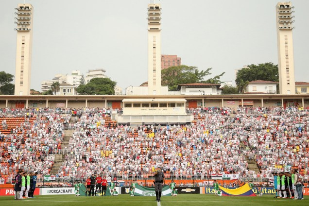 Bandeira com o símbolo da Chapecoense é levada ao centro do gramado do Pacaembu junto com as do Brasil e da Colômbia, antes da partida entre São Paulo e Santa Cruz