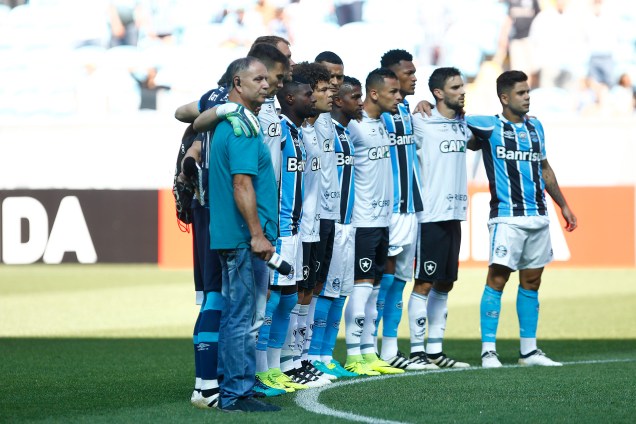 Jogadores de Grêmio e Botafogo prestam homenagem à Chapecoense antes da partida válida pela última rodada do Campeonato Brasileiro, em Porto Alegre