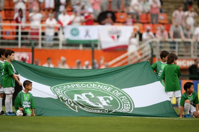 Bandeira com o símbolo da Chapecoense é levada ao centro do gramado do Pacaembu antes da partida entre São Paulo e Santa Cruz