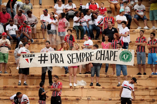 Torcedores do São Paulo seguram faixa em homenagem à Chapecoense durante partida contra o Santa Cruz, no Pacaembu