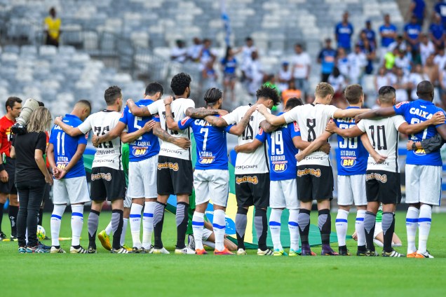 Jogadores de Cruzeiro e Corinthians prestam homenagem à Chapecoense antes da partida, válida pela última rodada do Campeonato Brasileiro no Mineirão, em Belo Horizonte
