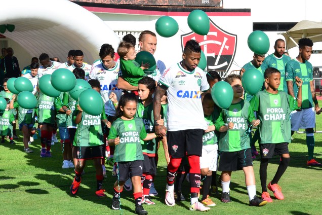 Jogadores prestam homenagem à Chapecoense antes da partida entre Vitória e Palmeiras, válida pela 38ª e última rodada do Campeonato Brasileiro no estádio Barradão em Salvador (BA)