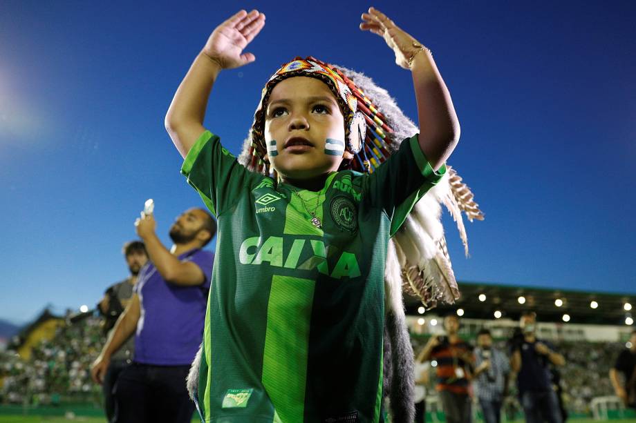 O menino Carlinhos, mascote da Chapecoense, fotografado na Arena Condá, em Chapecó-SC, durante homenagens às vítimas do acidente aéreo na Colômbia - 30/11/2016