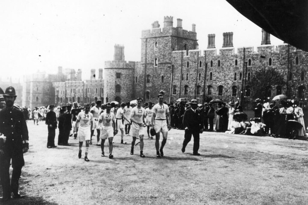 Corredores se preparam para a largada da maratona de Londres no Castelo de Windsor, em 1908, durante as olimpíadas (Getty Images)