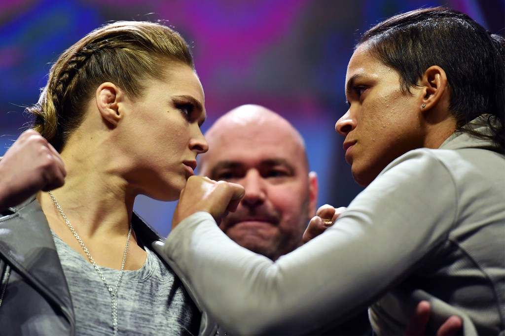 As lutadoras Ronda Rousey (esq) e Amanda Nunes (dir), se encaram em evento de divulgação do UFC 207, no Madison Square Garden, em Nova York - 11/11/2016