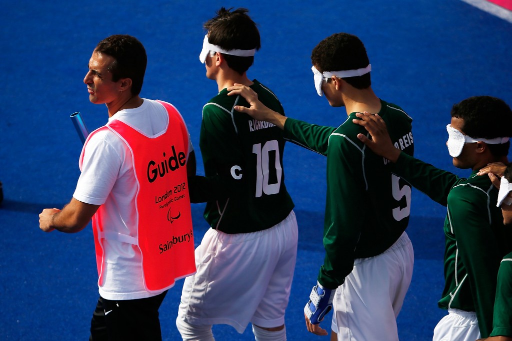 Futebol para cegos na Paralimpíada de Londres, em 2012 (Matthew Lloyd/Getty Images)