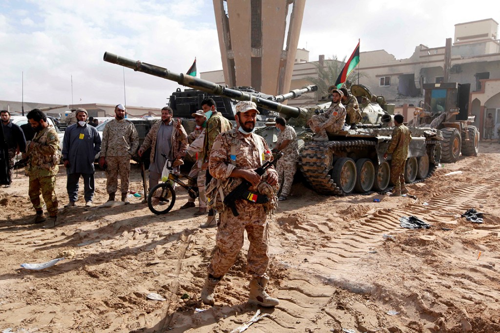 Soldados aliados à ONU se preparam para retomar cidade de Sirte, na Líbia, das mãos do Estado Islâmico