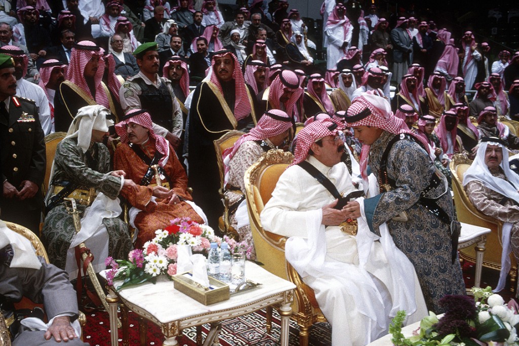 Em encontro anual da família real  na capital da Arábia Saudita, Riyad, em 2003, um jovem príncipe cumprimenta e jura obediência ao rei Abdullah bin Abdulaziz Al Saud, que foi rei do país até 2012 (Crédito:  Reza/Getty Images)