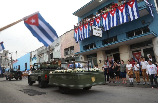 Civis e militares se reúnem nas ruas de Santa Clara, em Cuba, para observar a passagem do comboio carregando as cinzas de Fidel Castro - 01/12/2016