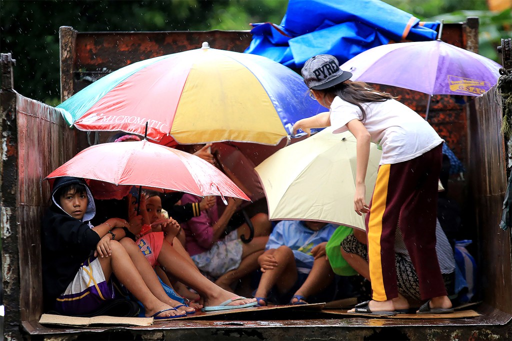 Tufão Nock-Ten atingiu o lado leste das Filipinas