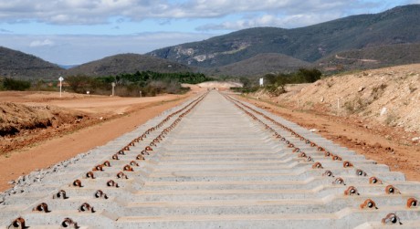 Trecho da Ferrovia Oeste-Leste que aguarda a chegada dos trilhos Foto: Ruy Baron