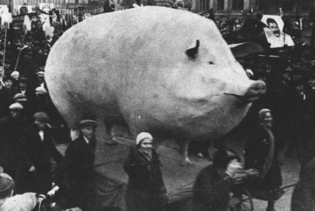 Manifestação comunista que usava como símbolo um porco gigante (1920)