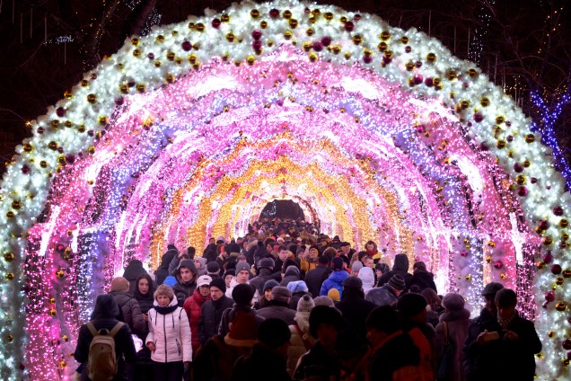Pessoas caminham entre as decorações de Natal no centro de Moscou, durante as celebrações de Ano Novo na Rússia
