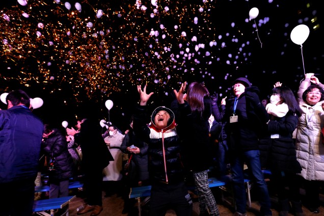 Público lança balões para o céu enquanto participam de celebrações de Ano Novo em Tóquio, no Japão