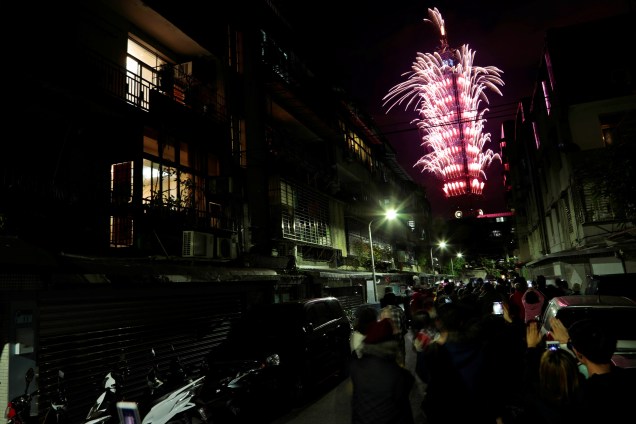 Fogos de artifício explodem durante celebrações do Ano Novo em Taipei, Taiwan
