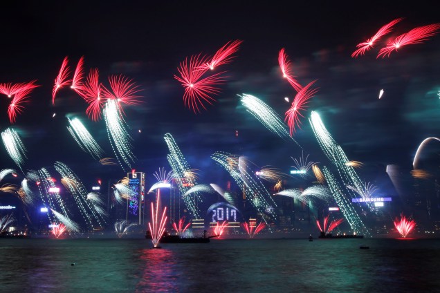 Fogos de artifício explodem durante celebrações de Ano Novo em Hong Kong