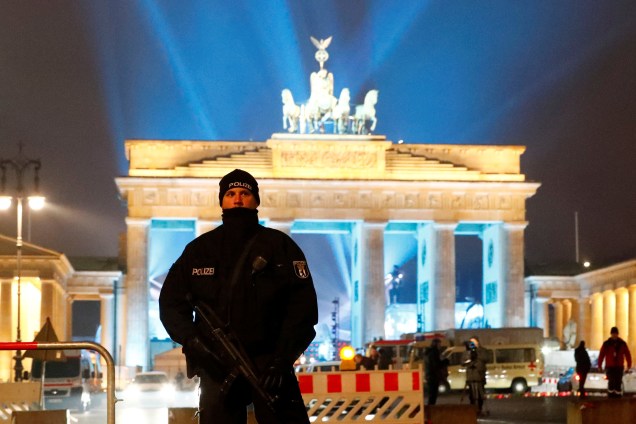 Policial guarda as imediações do Portão de Brandemburgo, durante as festas de fim de ano em Berlim, na Alemanha
