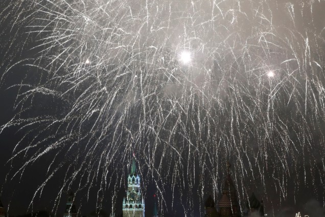 Fogos de artifício iluminam o céu sobre o Kremlin e a Catedral de São Basílio durante as celebrações de Ano Novo em Moscou, na Rússia