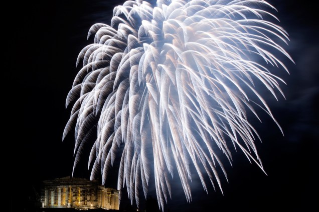 Fogos de artifício explodem sobre o templo antigo do Parthenon sobre a colina da acrópole durante celebrações de Ano Novo em Atenas, na Grécia